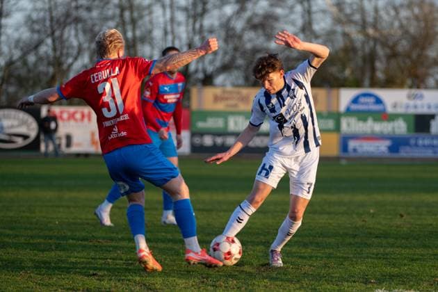 GER, Fussball, RLN, SV Drochtersen Assel vs VfB Oldenburg 10.04.2026, Kehdinger Stadion, Drochtersen, GER, RLN, SV Drochtersen Assel vs VfB Oldenburg, DFL regulations prohibit any use of photographs as image sequences and or quasi-video, im Bild Vjekoslav TARITAS ( VfB Oldenburg 7 ) Matti CEBULLA ( SV Drochtersen Assel 31 ) *** GER, Soccer, RLN, SV Drochtersen Assel vs VfB Oldenburg 10 04 2026, Kehdinger Stadion, Drochtersen, GER, RLN, SV Drochtersen Assel vs VfB Oldenburg, DFL regulations prohibit any use of photographs as image sequences and or quasi video, pictured Vjekoslav TARITAS VfB Oldenburg 7 Matti CEBULLA SV Drochtersen Assel 31 nordphotoxgmbhx xRojahn nph00310