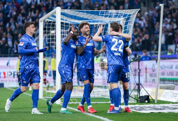 Deutschland: Karlsruher SC vs. Arminia Bielefeld, 2. Bundesliga, 29. Spieltag, Saison 2025 26, BBBank Wildpark (Karlsruhe): Jubel nach 2:1 von Christoph Kobald, (Karlsruher SC, 22), Marvin Wanitzek, (Karlsruher SC, 10), Philipp Förster Philipp Foerster, (Karlsruher SC, 11), Stephan Ambrosius, (Karlsruher SC, 5), Fabian Schleusener, (Karlsruher SC, 24) Karlsruhe BBBank Wildpark Baden-Württemberg Deutschland *** Germany Karlsruher SC vs Arminia Bielefeld, 2 Bundesliga, Matchday 29, Season 2025 26, BBBank Wildpark Karlsruhe Cheers after 2 1 by Christoph Kobald, Karlsruher SC, 22 , Marvin Wanitzek, Karlsruher SC, 10 , Philipp Förster Philipp Foerster, Karlsruher SC, 11 , Stephan Ambrosius, Karlsruher SC, 5 , Fabian Schleusener, Karlsruher SC, 24 Karlsruhe BBBank Wildpark Baden Württemberg Germany Copyright: xBenedictxChristx