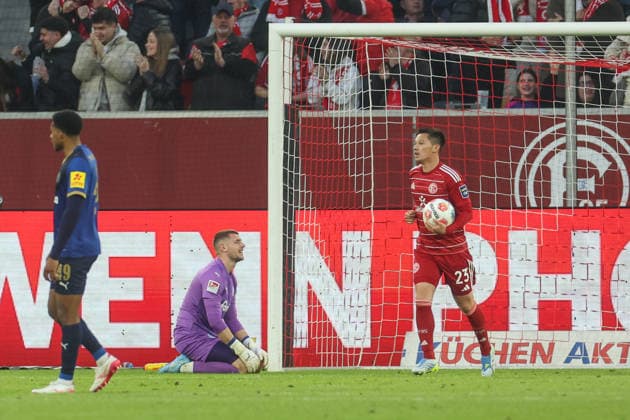 10.04.2026, Fussball, Saison 2025 2026, 2. Bundesliga, 29. Spieltag, Fortuna Duesseldorf - Holstein Kiel, Torwart Timon Weiner (Holstein Kiel) ist enttäuscht am Boden nach dem Tor zum 1 zu 1. Düsseldorf Merkur-Spiel Arena NRW Deutschland xRHR-FOTOx *** 10 04 2026, Soccer, Season 2025 2026, 2 Bundesliga, Matchday 29, Fortuna Duesseldorf Holstein Kiel, Goalkeeper Timon Weiner Holstein Kiel is disappointed on the ground after the goal for 1 to 1 Düsseldorf Merkur Spiel Arena NRW Germany xRHR FOTOx Copyright: RHR-FOTOx RHR-FOTO