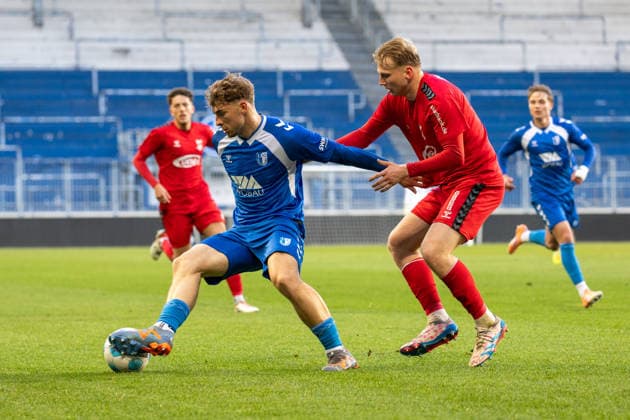 10.04.2026, Deutschland, Fussball, 1. FC Magdeburg U23 vs ZFC Meuselwitz, 29. Spieltag, Avnet-Arena, Saison 2025 2026 : Frenzel Joonas Joachim Peter (1. FC Magdeburg U23, 9) im Zweikampf gegen Rehder Felix (ZFC Meuselwitz, 3) *** 10 04 2026, Germany, Soccer, 1 FC Magdeburg U23 vs ZFC Meuselwitz, Matchday 29, Avnet Arena, Season 2025 2026 Frenzel Joonas Joachim Peter 1 FC Magdeburg U23, 9 in duel against Rehder Felix ZFC Meuselwitz, 3 Copyright: xMichellexLukax