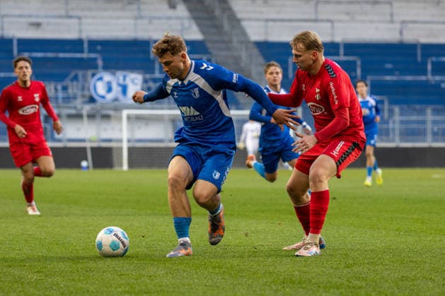 10.04.2026, Deutschland, Fussball, 1. FC Magdeburg U23 vs ZFC Meuselwitz, 29. Spieltag, Avnet-Arena, Saison 2025 2026 : Frenzel Joonas Joachim Peter (1. FC Magdeburg U23, 9) im Zweikampf gegen Rehder Felix (ZFC Meuselwitz, 3) *** 10 04 2026, Germany, Soccer, 1 FC Magdeburg U23 vs ZFC Meuselwitz, Matchday 29, Avnet Arena, Season 2025 2026 Frenzel Joonas Joachim Peter 1 FC Magdeburg U23, 9 in duel against Rehder Felix ZFC Meuselwitz, 3 Copyright: xMichellexLukax