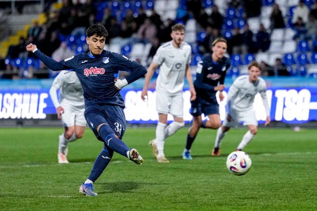 Torschütze Deniz Zeitler (TSG II, 38) erzielt per Elfmeter das Tor zum 1:1, Treffer, Torerfolg, Highlight, Action, Aktion, Spielszene, das 1000. Saisontor in der 3. Liga 2025 26, 10.04.2026, Sinsheim (Deutschland), Fussball, 3. Liga, TSG 1899 Hoffenheim II - 1. FC Schweinfurt 05, DFB DFL REGULATIONS PROHIBIT ANY USE OF PHOTOGRAPHS AS IMAGE SEQUENCES AND OR QUASI-VIDEO. *** Scorer Deniz Zeitler TSG II, 38 scores the goal to 1 1, goal, goal success, highlight, action, action scene, the 1000th goal of the season in the 3 Liga 2025 26, 10 04 2026, Sinsheim Germany , Football, 3 Liga, TSG 1899 Hoffenheim II 1 FC Schweinfurt 05, DFB DFL REGULATIONS PROHIBIT ANY USE OF PHOTOGRAPHS AS IMAGE SEQUENCES AND OR QUASI VIDEO xozx