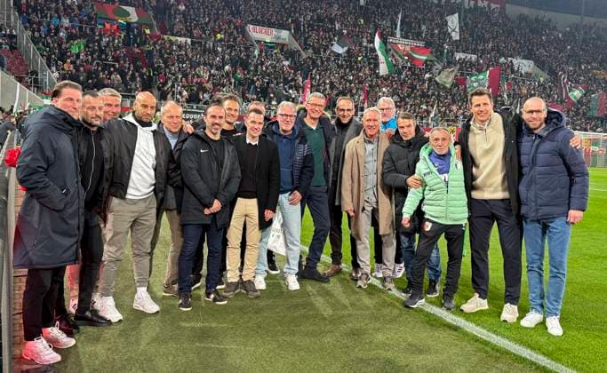 10.04.2026, Fussball 1. Bundesliga 2025 2026, 29.Spieltag, FC Augsburg - TSG 1899 Hoffenheim, in der WWK-Arena Augsburg. Aufstiegsmannschaft von vor 20 Jahren, die Mannschft iist in die 2. Bundesliga aufgestiegen. Mit Trainer Rainer Hörgl ***DFL and DFB regulations prohibit any use of photographs as image sequences and or quasi-video.*** *** 10 04 2026, Soccer 1 Bundesliga 2025 2026, 29 Matchday, FC Augsburg TSG 1899 Hoffenheim, in the WWK Arena Augsburg Promotion team from 20 years ago, the team iist promoted to the 2 Bundesliga With coach Rainer Hörgl DFL and DFB regulations prohibit any use of photographs as image sequences and or quasi video