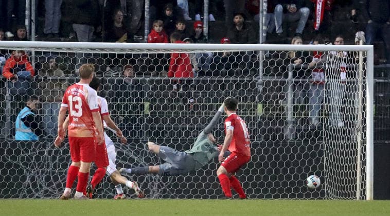 10.04.2026, xfsx, Herren, Fussball, Saison 2025 2026, Regionalliga Bayern, 28. Spieltag: FC Wuerzburger Kickers - FC Bayern Muenchen II v.li.: Philipp Ochs (FC Wuerzburger Kickers), Mudaser Sadat (FC Bayern Muenchen II) erzielt das Tor zum 0:1, scores the goal 0:1, Nick Guttenberger (FC Wuerzburger Kickers), Peter Kurzweg (FC Wuerzburger Kickers) Wuerzburg AKON ARENA Bayern Deutschland *** 10 04 2026, xfsx, Men, Soccer, Season 2025 2026, Regionalliga Bayern, 28 Matchday FC Wuerzburger Kickers FC Bayern Muenchen II v li Philipp Ochs FC Wuerzburger Kickers , Mudaser Sadat FC Bayern Muenchen II scores the goal 0 1, scores the goal 0 1, Nick Guttenberger FC Wuerzburger Kickers , Peter Kurzweg FC Wuerzburger Kickers Wuerzburg AKON ARENA Bayern Germany