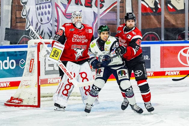 Eishockey Penny-DEL Playoff-Halbfinale Spiel2 Kölner Haie - Eisbären Berlin am 10.04.2026 in der Lanxess Arena in Köln Janne Juvonen ( Köln ), links - Frederik Tiffels ( Berlin ), mitte - Veli-Matti Vittasmäki ( Köln ), rechts Gemäß den Vorgaben der DEL Deutsche Eishockey Liga ist die Publikation und Weiterverwertung der Aufnahmen in elektronischen Medien und Endgeräten aller Art während des laufenden Spiels nicht zulässig. *** Ice Hockey Penny DEL Playoff Semifinal Game2 Kölner Haie Eisbären Berlin on 10 04 2026 at the Lanxess Arena in Cologne Janne Juvonen Cologne , left Frederik Tiffels Berlin , center Veli Matti Vittasmäki Cologne , right According to the regulations of the DEL German Ice Hockey League, the publication and further use of the recordings in electronic media and end devices of all kinds during the ongoing game is not permitted xDMx