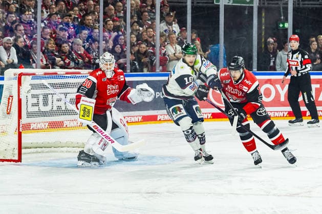 Eishockey Penny-DEL Playoff-Halbfinale Spiel2 Kölner Haie - Eisbären Berlin am 10.04.2026 in der Lanxess Arena in Köln Janne Juvonen ( Köln ), links - Lean Bergmann ( Berlin ), Louis-Marc Aubry ( Köln ), rechts Gemäß den Vorgaben der DEL Deutsche Eishockey Liga ist die Publikation und Weiterverwertung der Aufnahmen in elektronischen Medien und Endgeräten aller Art während des laufenden Spiels nicht zulässig. *** Ice Hockey Penny DEL Playoff Semifinal Game2 Kölner Haie Eisbären Berlin on 10 04 2026 at the Lanxess Arena in Cologne Janne Juvonen Cologne , left Lean Bergmann Berlin , Louis Marc Aubry Cologne , right According to the regulations of the DEL German Ice Hockey League, the publication and further use of the recordings in electronic media and end devices of all kinds during the ongoing game is not permitted xDMx