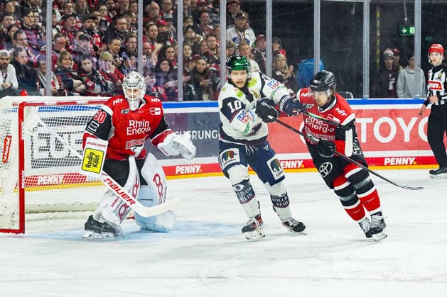 Eishockey Penny-DEL Playoff-Halbfinale Spiel2 Kölner Haie - Eisbären Berlin am 10.04.2026 in der Lanxess Arena in Köln Janne Juvonen ( Köln ), links - Lean Bergmann ( Berlin ), Louis-Marc Aubry ( Köln ), rechts Gemäß den Vorgaben der DEL Deutsche Eishockey Liga ist die Publikation und Weiterverwertung der Aufnahmen in elektronischen Medien und Endgeräten aller Art während des laufenden Spiels nicht zulässig. *** Ice Hockey Penny DEL Playoff Semifinal Game2 Kölner Haie Eisbären Berlin on 10 04 2026 at the Lanxess Arena in Cologne Janne Juvonen Cologne , left Lean Bergmann Berlin , Louis Marc Aubry Cologne , right According to the regulations of the DEL German Ice Hockey League, the publication and further use of the recordings in electronic media and end devices of all kinds during the ongoing game is not permitted xDMx