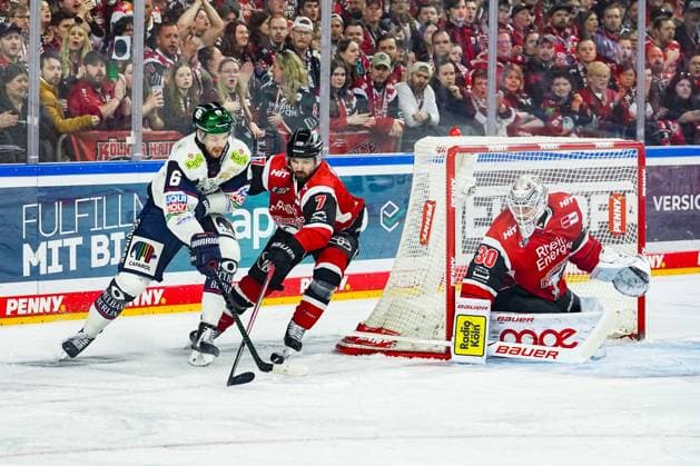 Eishockey Penny-DEL Playoff-Halbfinale Spiel2 Kölner Haie - Eisbären Berlin am 10.04.2026 in der Lanxess Arena in Köln Kai Wissmann ( Berlin ), links - Oliwer Kaski ( Köln ), mitte - Janne Juvonen ( Köln ), rechts Gemäß den Vorgaben der DEL Deutsche Eishockey Liga ist die Publikation und Weiterverwertung der Aufnahmen in elektronischen Medien und Endgeräten aller Art während des laufenden Spiels nicht zulässig. *** Ice Hockey Penny DEL Playoff Semifinal Game2 Kölner Haie Eisbären Berlin on 10 04 2026 at the Lanxess Arena in Cologne Kai Wissmann Berlin , left Oliwer Kaski Cologne , center Janne Juvonen Cologne , right According to the regulations of the DEL German Ice Hockey League, the publication and further use of the recordings in electronic media and end devices of all kinds during the ongoing game is not permitted xDMx