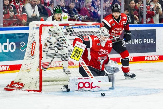 Eishockey Penny-DEL Playoff-Halbfinale Spiel2 Kölner Haie - Eisbären Berlin am 10.04.2026 in der Lanxess Arena in Köln Janne Juvonen ( Köln ), mitte - wehrt einen Berliner Torschuss erfolgreich ab Gemäß den Vorgaben der DEL Deutsche Eishockey Liga ist die Publikation und Weiterverwertung der Aufnahmen in elektronischen Medien und Endgeräten aller Art während des laufenden Spiels nicht zulässig. *** Ice Hockey Penny DEL Playoff Semifinal Game2 Kölner Haie Eisbären Berlin on 10 04 2026 at the Lanxess Arena in Cologne Janne Juvonen Cologne , center successfully defends a Berlin goal shot According to the regulations of the DEL German Ice Hockey League, the publication and further use of the recordings in electronic media and end devices of all kinds during the ongoing game is not permitted xDMx