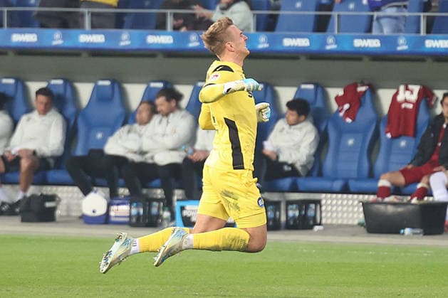 10.04.2026, xrekx, Fussball 2.Bundesliga, Karlsruher SC - Arminia Bielefeld v.l. Hans Christian Bernat (Karlsruher SC) bejubelt den Treffeer zum 3:1 von Fabian Schleusener (Karlsruher SC) (DFL DFB REGULATIONS PROHIBIT ANY USE OF PHOTOGRAPHS as IMAGE SEQUENCES and or QUASI-VIDEO) Karlsruhe *** 10 04 2026, xrekx, Soccer 2 Bundesliga, Karlsruher SC Arminia Bielefeld v l Hans Christian Bernat Karlsruher SC celebrates the goal to 3 1 by Fabian Schleusener Karlsruher SC DFL DFB REGULATIONS PROHIBIT ANY USE OF PHOTOGRAPHS as IMAGE SEQUENCES and or QUASI VIDEO Karlsruhe
