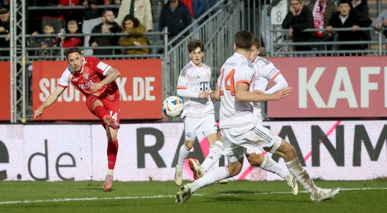 10.04.2026, xfsx, Herren, Fussball, Saison 2025 2026, Regionalliga Bayern, 28. Spieltag: FC Wuerzburger Kickers - FC Bayern Muenchen II v.li.: Martin Thomann (FC Wuerzburger Kickers) erzielt das Tor zum 1:1, scores the goal 1:1, Ljubo Puljic (FC Bayern Muenchen II) Wuerzburg AKON ARENA Bayern Deutschland *** 10 04 2026, xfsx, Herren, Fußball, Saison 2025 2026, Regionalliga Bayern, 28 Spieltag FC Wuerzburger Kickers FC Bayern Muenchen II v li Martin Thomann FC Wuerzburger Kickers erzielt das Tor zum 1 1, scores the goal 1 1, Ljubo Puljic FC Bayern Muenchen II Wuerzburg AKON ARENA Bayern Deutschland
