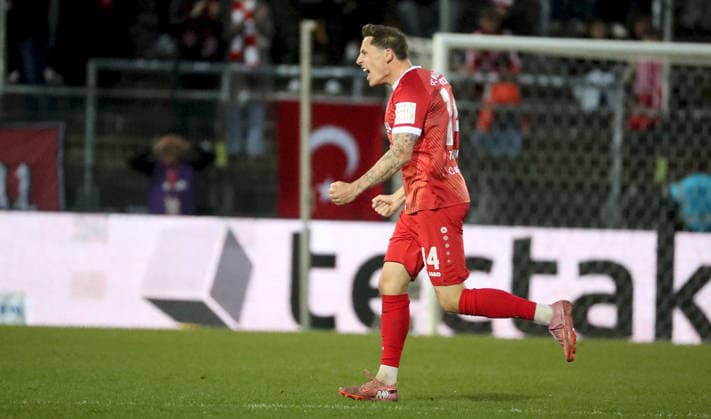 10.04.2026, xfsx, Herren, Fussball, Saison 2025 2026, Regionalliga Bayern, 28. Spieltag: FC Wuerzburger Kickers - FC Bayern Muenchen II v.li.: Martin Thomann (FC Wuerzburger Kickers) mit Torjubel, celebrate the goal, goal celebration, Jubel ueber das Tor zum 1:1, Freisteller, Einzelbild, Aktion Wuerzburg AKON ARENA Bayern Deutschland *** 10 04 2026, xfsx, Herren, Fußball, Saison 2025 2026, Regionalliga Bayern, 28 Spieltag FC Wuerzburger Kickers FC Bayern Muenchen II v li Martin Thomann FC Wuerzburger Kickers mit Torjubel, celebrate the goal, goal celebration, Jubel über das Tor zum 1 1, Freisteller, Einzelbild, Aktion Wuerzburg AKON ARENA Bayern Deutschland