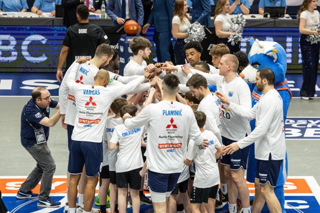 GER, easy Credit Basketball Bundesliga, Syntainics MBC Veolia Towers Hamburg 10 04 2026, Stadthalle, Weißenfels, GER, easy Credit Basketball Bundesliga, Syntainics MBC Veolia Towers Hamburg Shoulder to shoulder at Syntainics MBC Â Photo Alexander Trienitz Weißenfels Stadthalle Sachsen Anhalt Germany
