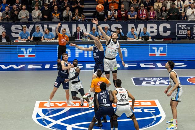 GER, easy Credit Basketball Bundesliga, Syntainics MBC Veolia Towers Hamburg 10 04 2026, Stadthalle, Weißenfels, GER, easy Credit Basketball Bundesliga, Syntainics MBC Veolia Towers Hamburg Tipp off, Jure Planinic Syntainics MBC, 44 , Niklas Wimberg Veolia Towers Hamburg, 17 Â Photo Alexander Trienitz Weißenfels Stadthalle Sachsen Anhalt Germany