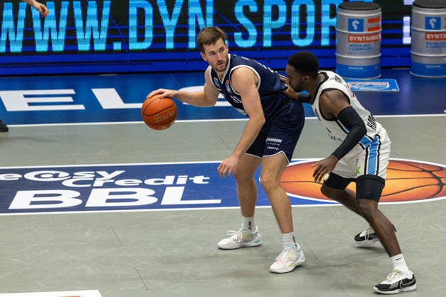 GER, easy Credit Basketball Bundesliga, Syntainics MBC Veolia Towers Hamburg 10 04 2026, Stadthalle, Weißenfels, GER, easy Credit Basketball Bundesliga, Syntainics MBC Veolia Towers Hamburg Spencer Reaves Syntainics MBC, 31 , Osaro Rich Igbineweka Veolia Towers Hamburg, 3 Â Photo Alexander Trienitz Weißenfels Stadthalle Sachsen Anhalt Germany