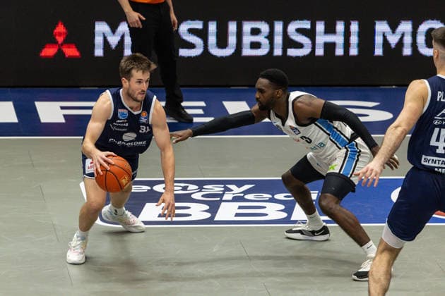 GER, easy Credit Basketball Bundesliga, Syntainics MBC Veolia Towers Hamburg 10 04 2026, Stadthalle, Weißenfels, GER, easy Credit Basketball Bundesliga, Syntainics MBC Veolia Towers Hamburg Spencer Reaves Syntainics MBC, 31 , Osaro Rich Igbineweka Veolia Towers Hamburg, 3 Â Photo Alexander Trienitz Weißenfels Stadthalle Sachsen Anhalt Germany
