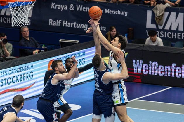GER, easy Credit Basketball Bundesliga, Syntainics MBC Veolia Towers Hamburg 10 04 2026, Stadthalle, Weißenfels, GER, easy Credit Basketball Bundesliga, Syntainics MBC Veolia Towers Hamburg Benedikt Turudic Veolia Towers Hamburg, 44 , Jure Planinic Syntainics MBC, 44 Â Photo Alexander Trienitz Weißenfels Stadthalle Sachsen Anhalt Germany
