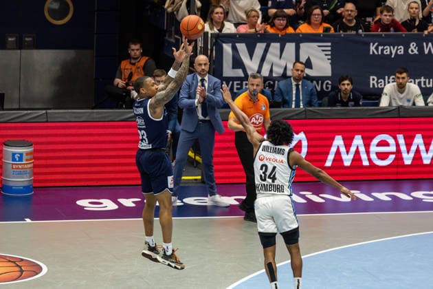 GER, easy Credit Basketball Bundesliga, Syntainics MBC Veolia Towers Hamburg 10 04 2026, Stadthalle, Weißenfels, GER, easy Credit Basketball Bundesliga, Syntainics MBC Veolia Towers Hamburg Spencer Reaves Syntainics MBC, 31 , Ross Williams Veolia Towers Hamburg, 34 Â Photo Alexander Trienitz Weißenfels Stadthalle Sachsen Anhalt Germany