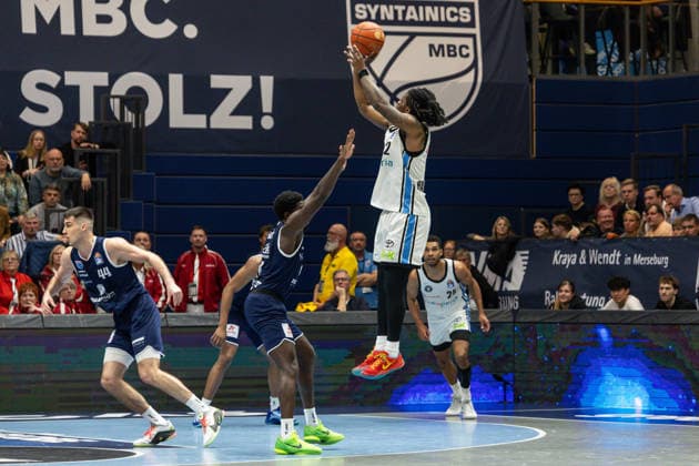 GER, easy Credit Basketball Bundesliga, Syntainics MBC Veolia Towers Hamburg 10 04 2026, Stadthalle, Weißenfels, GER, easy Credit Basketball Bundesliga, Syntainics MBC Veolia Towers Hamburg Leonard Thorpe Jr Veolia Towers Hamburg, 2 , Khyri Thomas Syntainics MBC, 0 Â Photo Alexander Trienitz Weißenfels Stadthalle Sachsen Anhalt Germany