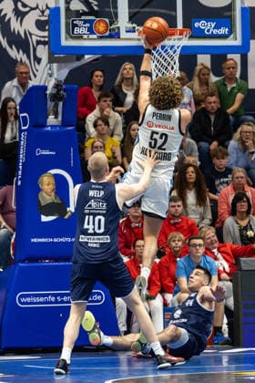GER, easy Credit Basketball Bundesliga, Syntainics MBC Veolia Towers Hamburg 10 04 2026, Stadthalle, Weißenfels, GER, easy Credit Basketball Bundesliga, Syntainics MBC Veolia Towers Hamburg Zacharie Perrin Veolia Towers Hamburg, 52 , Collin Welp Syntainics MBC, 40 Â Photo Alexander Trienitz Weißenfels Stadthalle Sachsen Anhalt Germany