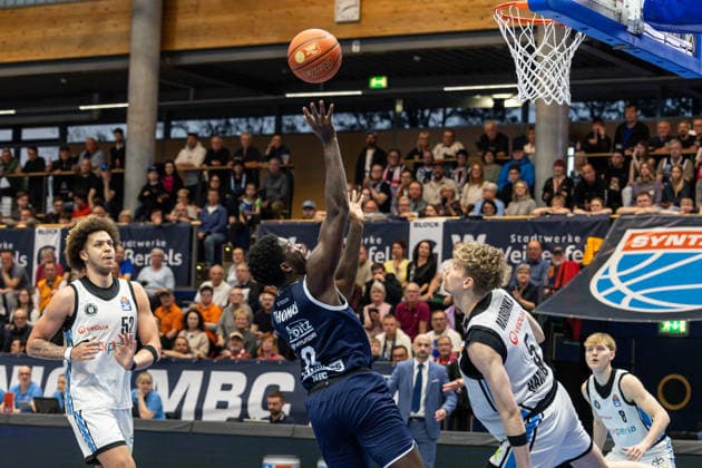 GER, easy Credit Basketball Bundesliga, Syntainics MBC Veolia Towers Hamburg 10 04 2026, Stadthalle, Weißenfels, GER, easy Credit Basketball Bundesliga, Syntainics MBC Veolia Towers Hamburg Khyri Thomas Syntainics MBC, 0 , Zsombor Maronka Veolia Towers Hamburg, 5 Â Photo Alexander Trienitz Weißenfels Stadthalle Sachsen Anhalt Germany