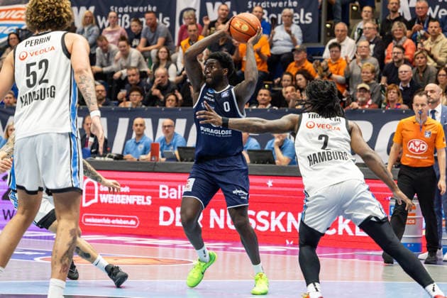 GER, easy Credit Basketball Bundesliga, Syntainics MBC Veolia Towers Hamburg 10 04 2026, Stadthalle, Weißenfels, GER, easy Credit Basketball Bundesliga, Syntainics MBC Veolia Towers Hamburg Khyri Thomas Syntainics MBC, 0 , Leonard Thorpe Jr Veolia Towers Hamburg, 2 Â Photo Alexander Trienitz Weißenfels Stadthalle Sachsen Anhalt Germany