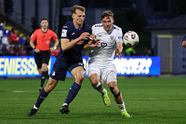 10.04.2026, Fussball, Herren, Dritte Liga, 33. Spieltag 3. Liga Saison 2025 2026: TSG 1899 Hoffenheim II - FC Schweinfurt 05 Von links: Yannik Lührs (TSG 1899 Hoffenheim II, 49) gegen Sebastian Müller (FC Schweinfurt 05, 37) Sinsheim Dietmar-Hopp-Stadion Hoffenheim Baden-Württemberg Deutschland *** 10 04 2026, Football, Men, Third division, 33 Matchday 3 Liga Season 2025 2026 TSG 1899 Hoffenheim II FC Schweinfurt 05 From left Yannik Lührs TSG 1899 Hoffenheim II, 49 vs Sebastian Müller FC Schweinfurt 05, 37 Sinsheim Dietmar Hopp Stadion Hoffenheim Baden Württemberg Germany
