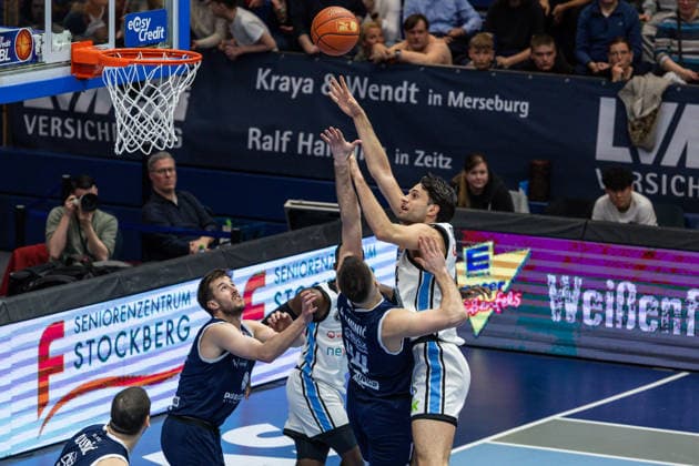 GER, easy Credit Basketball Bundesliga, Syntainics MBC Veolia Towers Hamburg 10 04 2026, Stadthalle, Weißenfels, GER, easy Credit Basketball Bundesliga, Syntainics MBC Veolia Towers Hamburg Benedikt Turudic Veolia Towers Hamburg, 44 , Jure Planinic Syntainics MBC, 44 Â Photo Alexander Trienitz Weißenfels Stadthalle Sachsen Anhalt Germany