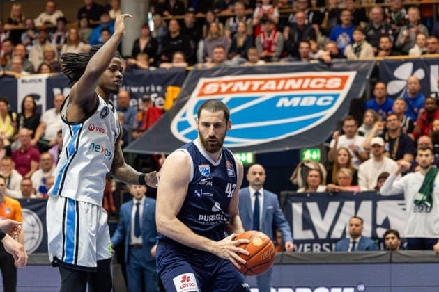 GER, easy Credit Basketball Bundesliga, Syntainics MBC Veolia Towers Hamburg 10 04 2026, Stadthalle, Weißenfels, GER, easy Credit Basketball Bundesliga, Syntainics MBC Veolia Towers Hamburg Nemanja Djurisic Syntainics MBC, 42 , Leonard Thorpe Jr Veolia Towers Hamburg, 2 Â Photo Alexander Trienitz Weißenfels Stadthalle Sachsen Anhalt Germany