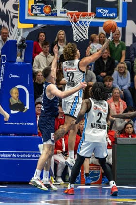 GER, easy Credit Basketball Bundesliga, Syntainics MBC Veolia Towers Hamburg 10 04 2026, Stadthalle, Weißenfels, GER, easy Credit Basketball Bundesliga, Syntainics MBC Veolia Towers Hamburg Zacharie Perrin Veolia Towers Hamburg, 52 , Jure Planinic Syntainics MBC, 44 Â Photo Alexander Trienitz Weißenfels Stadthalle Sachsen Anhalt Germany