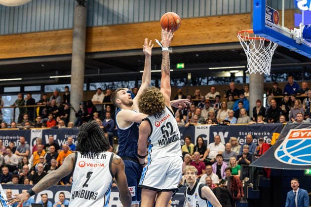 GER, easy Credit Basketball Bundesliga, Syntainics MBC Veolia Towers Hamburg 10 04 2026, Stadthalle, Weißenfels, GER, easy Credit Basketball Bundesliga, Syntainics MBC Veolia Towers Hamburg Kresimir Nikic Syntainics MBC, 9 , Zacharie Perrin Veolia Towers Hamburg, 52 Â Photo Alexander Trienitz Weißenfels Stadthalle Sachsen Anhalt Germany