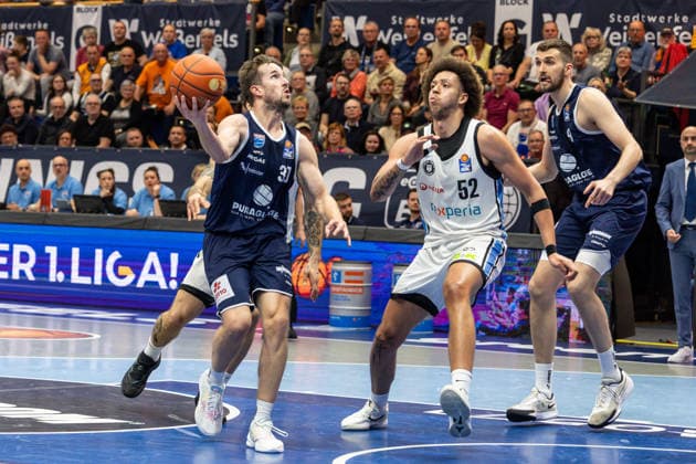 GER, easy Credit Basketball Bundesliga, Syntainics MBC Veolia Towers Hamburg 10 04 2026, Stadthalle, Weißenfels, GER, easy Credit Basketball Bundesliga, Syntainics MBC Veolia Towers Hamburg Spencer Reaves Syntainics MBC, 31 , Zacharie Perrin Veolia Towers Hamburg, 52 Â Photo Alexander Trienitz Weißenfels Stadthalle Sachsen Anhalt Germany