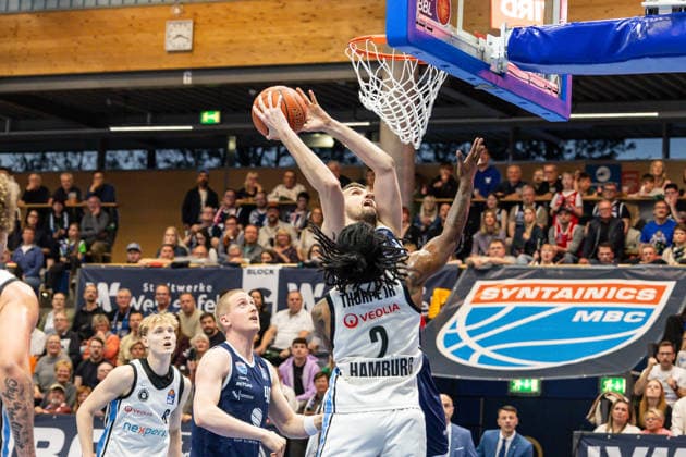 GER, easy Credit Basketball Bundesliga, Syntainics MBC Veolia Towers Hamburg 10 04 2026, Stadthalle, Weißenfels, GER, easy Credit Basketball Bundesliga, Syntainics MBC Veolia Towers Hamburg Kresimir Nikic Syntainics MBC, 9 , Leonard Thorpe Jr Veolia Towers Hamburg, 2 Â Photo Alexander Trienitz Weißenfels Stadthalle Sachsen Anhalt Germany