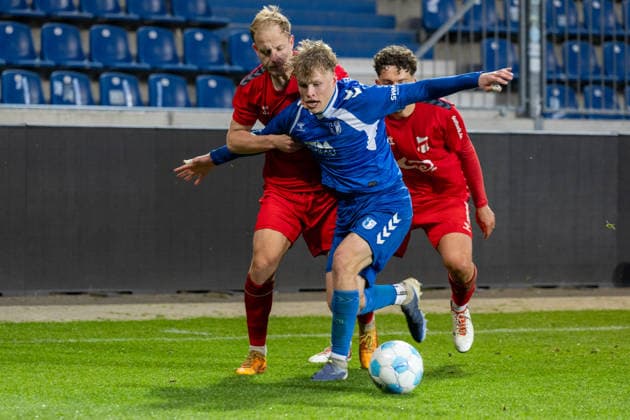 10.04.2026, Deutschland, Fussball, 1. FC Magdeburg U23 vs ZFC Meuselwitz, 29. Spieltag, Avnet-Arena, Saison 2025 2026 : Mergner Leon Noel (1. FC Magdeburg U23, 15) im Zweikampf gegen Pfeil David (ZFC Meuselwitz, 13) *** 10 04 2026, Germany, Soccer, 1 FC Magdeburg U23 vs ZFC Meuselwitz, Matchday 29, Avnet Arena, Season 2025 2026 Mergner Leon Noel 1 FC Magdeburg U23, 15 in duel against Pfeil David ZFC Meuselwitz, 13 Copyright: xMichellexLukax