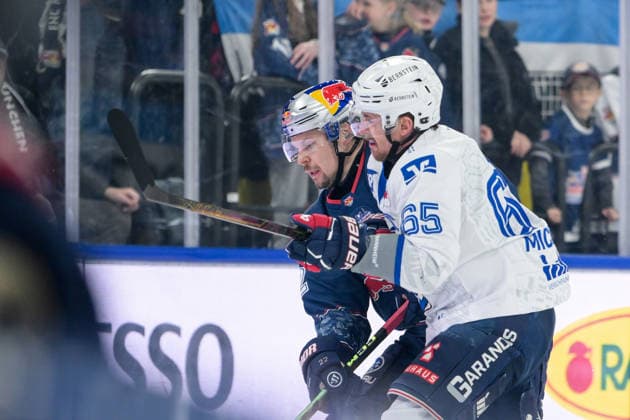 Eishockey, DEL, , EHC Red Bull München - Adler Mannheim. Im Bild v.l. Ville POKKA (München, 22), Marc MICHAELIS (Mannheim, 65). München SAP Garden Bayern Deutschland *** Ice Hockey, DEL, , EHC Red Bull Munich Adler Mannheim Pictured f l Ville POKKA Munich, 22 , Marc MICHAELIS Mannheim, 65 Munich SAP Garden Bayern Germany Copyright: Passion2Press MarkusxFischerx
