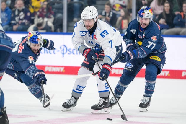 Eishockey, DEL, 20260410, EHC Red Bull München - Adler Mannheim. Im Bild v.l. Taro HIROSE (München, 17), John GILMOUR (Mannheim, 7), Adam BROOKS (München, 77). München SAP Garden Bayern Deutschland *** Ice Hockey, DEL, 20260410, EHC Red Bull Munich Adler Mannheim Pictured from l Taro HIROSE Munich, 17 , John GILMOUR Mannheim, 7 , Adam BROOKS Munich, 77 Munich SAP Garden Bayern Germany Copyright: Passion2Press MarkusxFischerx