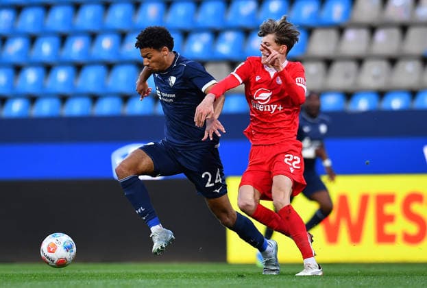 Fußball Herren Regionalliga West Saison 2025 2026 29. Spieltag: VfL Bochum U21, U 21 - Wuppertaler SV am 10.04.2026 im Vonovia Ruhrstadion in Bochum Jonathan Akaegbobi ( VfL Bochum U21 ), links - Levin Müller ( Wuppertaler SV ), rechts Nordrhein-Westfalen Deutschland *** Soccer Men Regionalliga West Season 2025 2026 29 Matchday VfL Bochum U21 Wuppertaler SV on 10 04 2026 at Vonovia Ruhrstadion in Bochum Jonathan Akaegbobi VfL Bochum U21 , left Levin Müller Wuppertaler SV , right Nordrhein Westfalen Germany