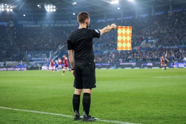 Deutschland: Karlsruher SC vs. Arminia Bielefeld, 2. Bundesliga, 29. Spieltag, Saison 2025 26, BBBank Wildpark (Karlsruhe): Schiedsrichter Assistent hebt die Fahne wegen Abseits Karlsruhe BBBank Wildpark Baden-Württemberg Deutschland *** Germany Karlsruher SC vs Arminia Bielefeld, 2 Bundesliga, Matchday 29, Season 2025 26, BBBank Wildpark Karlsruhe Assistant referee raises the flag for offside Karlsruhe BBBank Wildpark Baden Württemberg Germany Copyright: xBenedictxChristx