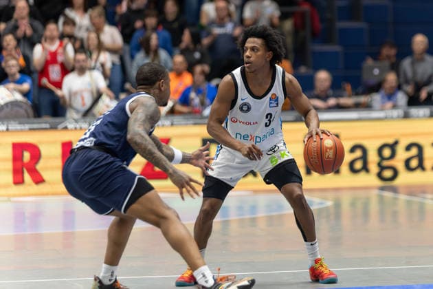 Charles Callison MBC, 23 , Ross Williams Hamburg, 34 , Syntainics MBC vs Veolia Towers Hamburg, Basketball, 1 Bundesliga, Men, Matchday 29, Season 2025 26, 10 04 2026 Weißenfels Stadthalle Sachsen Anhalt Germany