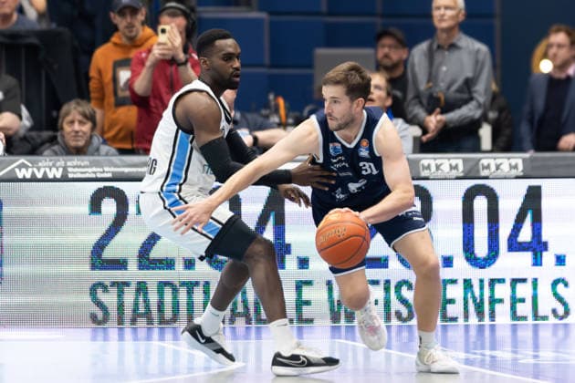 Osaro Rich Igbineweka Hamburg, 3 , Spencer Reaves MBC, 31 , Syntainics MBC vs Veolia Towers Hamburg, Basketball, 1 Bundesliga, Men, Matchday 29, Season 2025 26, 10 04 2026 Weißenfels Stadthalle Sachsen Anhalt Germany