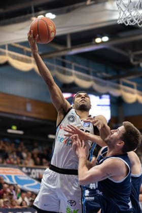 Kenneth Ogbe Hamburg, 25 , Spencer Reaves MBC, 31 , Syntainics MBC vs Veolia Towers Hamburg, Basketball, 1 Bundesliga, Men, 29 Matchday, Season 2025 26, 10 04 2026 Weißenfels Stadthalle Sachsen Anhalt Germany