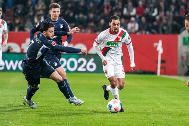 Fussball: Deutschland: 1. Bundesliga 2025 2026 - 29. Spieltag, 10.04.2026 - FC Augsburg vs. TSG Hoffenheim - WWK Arena (Augsburg, Deutschland); Leon Avdullahu (TSG Hoffenheim), Alexis Claude-Maurice (FC Augsburg) *** Soccer Germany 1 Bundesliga 2025 2026 Matchday 29, 10 04 2026 FC Augsburg vs TSG Hoffenheim WWK Arena Augsburg, Germany Leon Avdullahu TSG Hoffenheim , Alexis Claude Maurice FC Augsburg Copyright: xLUKAxKOLANOVICx