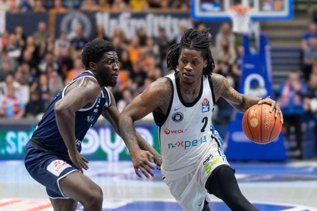 Khyri Thomas MBC, 0 , Leonard Thorpe Jr Hamburg, 2 , Syntainics MBC vs Veolia Towers Hamburg, Basketball, 1 Bundesliga, Men, Matchday 29, Season 2025 26, 10 04 2026 Weißenfels Stadthalle Sachsen Anhalt Germany