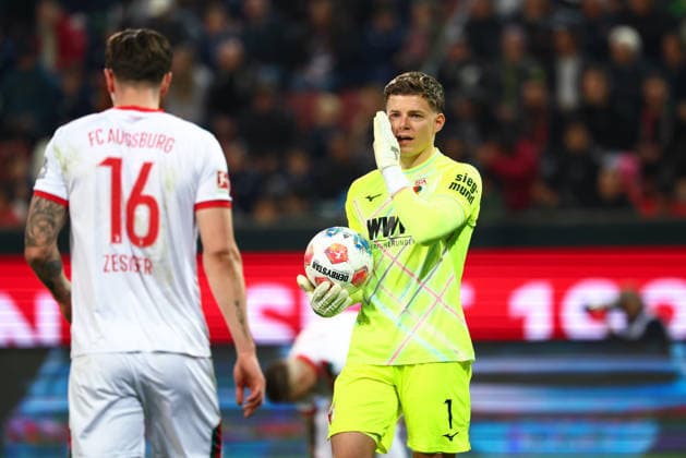 Finn Dahmen (1, FC Augsburg) gibt Cedric Zesiger (16, FC Augsburg) Anweisungen beim Spiel zwischen FC Augsburg v TSG 1899 Hoffenheim, Fußball, Herren, Bundesliga, 2025 2026, 29.Spieltag am 10.04.2026 in Augsburg, WWK ARENA. DFL and DFB regulations prohibit any use of photographs as image sequences and or quasi-video. Bayern Deutschland *** Finn Dahmen 1, FC Augsburg gives instructions to Cedric Zesiger 16, FC Augsburg during the match between FC Augsburg v TSG 1899 Hoffenheim, Football, Men, Bundesliga, 2025 2026, 29 Matchday on 10 04 2026 in Augsburg, WWK ARENA DFL and DFB regulations prohibit any use of photographs as image sequences and or quasi video Bayern Germany