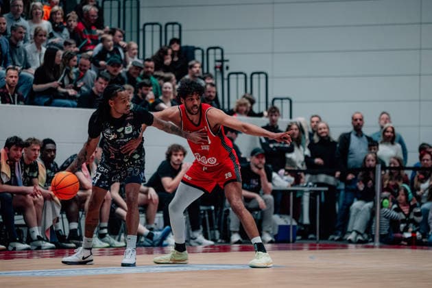 BB-2BL SBB Baskets - Uni Baskets Muenster Curtis Tarell Jones Jr (Uni Baskets Muenster), Alieu Ceesay (SBB Baskets) waehrend der Saison 2025-2026 in der 2. Barmer Basketball Bundesliga Pro A am 31. Spieltag zwischen SBB Baskets und Uni Baskets Muenster in der Wolfgang-Lakenmacher-Halle am 10. April 2026 in Magdeburg, Sachsen Anhalt, Deutschland *** BB 2BL SBB Baskets Uni Baskets Muenster Curtis Tarell Jones Jr Uni Baskets Muenster , Alieu Ceesay SBB Baskets during the 2025 2026 season in the 2 Barmer Basketball Bundesliga Pro A on matchday 31 between SBB Baskets and Uni Baskets Muenster at Wolfgang Lakenmacher Halle on April 10, 2026 in Magdeburg, Sachsen Anhalt, Germany