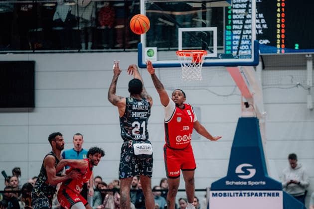 BB-2BL SBB Baskets - Uni Baskets Muenster Deshon Davion Taylor (Uni Baskets Muenster) im Duell mit Daivien Latrell Williamson (SBB Baskets) waehrend der Saison 2025-2026 in der 2. Barmer Basketball Bundesliga Pro A am 31. Spieltag zwischen SBB Baskets und Uni Baskets Muenster in der Wolfgang-Lakenmacher-Halle am 10. April 2026 in Magdeburg, Sachsen Anhalt, Deutschland *** BB 2BL SBB Baskets Uni Baskets Muenster Deshon Davion Taylor Uni Baskets Muenster in a duel with Daivien Latrell Williamson SBB Baskets during the 2025 2026 season in the 2 Barmer Basketball Bundesliga Pro A on matchday 31 between SBB Baskets and Uni Baskets Muenster at Wolfgang Lakenmacher Halle on April 10, 2026 in Magdeburg, Saxony-Anhalt, Germany