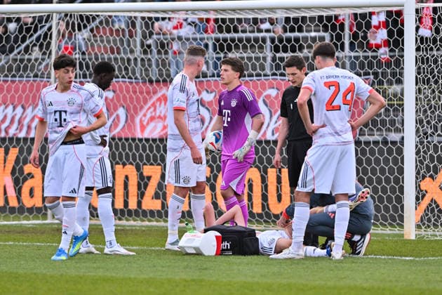 Regionalliga Bayern; FC Würzburger Kickers - FC Bayern München II; 10.04.2026 WÜRZBURG, DEUTSCHLAND - 10. APRIL: bedrückte Stimmung bei den Bayern nach der Verletzung von Guido DELLA ROVERE (FC Bayern München II 10) während dem Match zwischen dem FC Würzburger Kickers und den Amateuren des FC Bayern München am 28. Spieltag der Regionalliga Bayern in der AKON Arena *** Regionalliga Bayern FC Würzburger Kickers FC Bayern München II 10 04 2026 WÜRZBURG, GERMANY 10 APRIL The mood at Bayern was sombre after the injury to Guido DELLA ROVERE FC Bayern München II 10 during the match between FC Würzburger Kickers and FC Bayern Münchens amateurs on matchday 28 of the Regionalliga Bayern at the AKON Arena Copyright: xBEAUTIFULxSPORTS Goldbergx