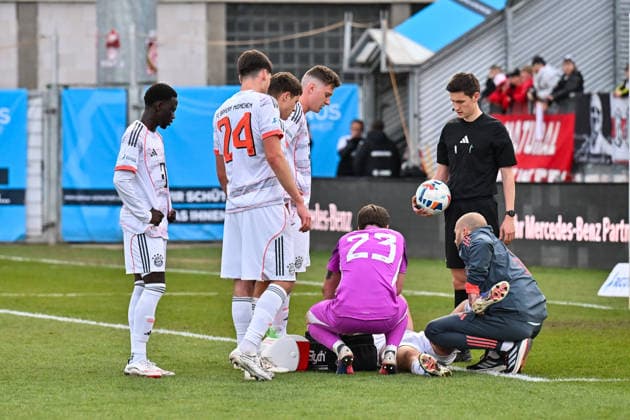 Regionalliga Bayern; FC Würzburger Kickers - FC Bayern München II; 10.04.2026 WÜRZBURG, DEUTSCHLAND - 10. APRIL: bedrückte Stimmung bei den Bayern nach der Verletzung von Guido DELLA ROVERE (FC Bayern München II 10) während dem Match zwischen dem FC Würzburger Kickers und den Amateuren des FC Bayern München am 28. Spieltag der Regionalliga Bayern in der AKON Arena *** Regionalliga Bayern FC Würzburger Kickers FC Bayern München II 10 04 2026 WÜRZBURG, GERMANY 10 APRIL The mood at Bayern was sombre after the injury to Guido DELLA ROVERE FC Bayern München II 10 during the match between FC Würzburger Kickers and FC Bayern Münchens amateurs on matchday 28 of the Regionalliga Bayern at the AKON Arena Copyright: xBEAUTIFULxSPORTS Goldbergx