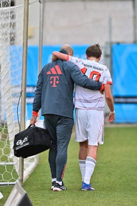 Regionalliga Bayern; FC Würzburger Kickers - FC Bayern München II; 10.04.2026 WÜRZBURG, DEUTSCHLAND - 10. APRIL: der verletzte Guido DELLA ROVERE (FC Bayern München II 10) muss vom Platz geführt werden während dem Match zwischen dem FC Würzburger Kickers und den Amateuren des FC Bayern München am 28. Spieltag der Regionalliga Bayern in der AKON Arena *** Regionalliga Bayern FC Würzburger Kickers FC Bayern München II 10 04 2026 WÜRZBURG, GERMANY 10 APRIL The injured Guido DELLA ROVERE FC Bayern München II 10 has to be led off the pitch during the match between FC Würzburger Kickers and the amateurs of FC Bayern München on matchday 28 of the Regionalliga Bayern at the AKON Arena Copyright: xBEAUTIFULxSPORTS Goldbergx