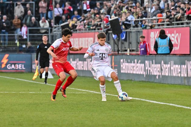 Regionalliga Bayern; FC Würzburger Kickers - FC Bayern München II; 10.04.2026 WÜRZBURG, DEUTSCHLAND - 10. APRIL: im Duell Eroll ZEJNULLAHU (Würzburger Kickers 10) und Robert Edward Jr. DEZIEL (FC Bayern München II 5) während dem Match zwischen dem FC Würzburger Kickers und den Amateuren des FC Bayern München am 28. Spieltag der Regionalliga Bayern in der AKON Arena *** Regionalliga Bayern FC Würzburger Kickers FC Bayern München II 10 04 2026 WÜRZBURG, GERMANY 10 APRIL in the duel Eroll ZEJNULLAHU Würzburger Kickers 10 and Robert Edward Jr DEZIEL FC Bayern München II 5 during the match between FC Würzburger Kickers and the amateurs of FC Bayern München on matchday 28 of the Regionalliga Bayern at the AKON Arena Copyright: xBEAUTIFULxSPORTS Goldbergx